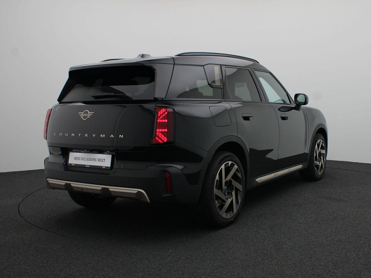 Mini COUNTRYMAN C Favoured Trim + Pakket L + Panorama dak + Harman Kardon + Camera + Led + 19''