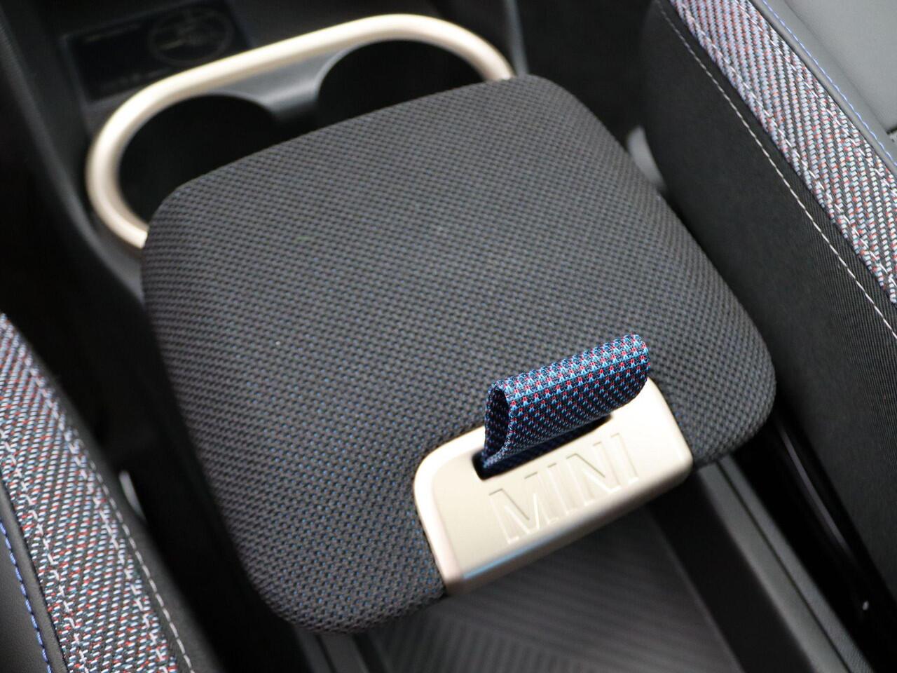 Mini COUNTRYMAN Favoured Pakket M + Glazen panoramadak + Parking Assistant + Driving Assistant + Comfort Access + 18'' + Led