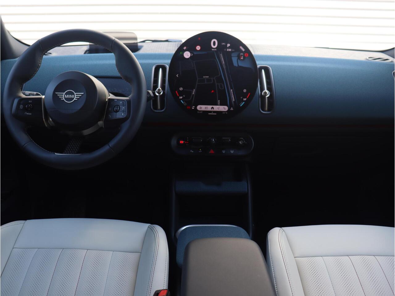 Mini COUNTRYMAN C | Favoured Trim + Pakket L + Panodak + Head-Up + Driving Assistant Plus + Parking Assistant Plus + Harman Kardon + 19'' LMV