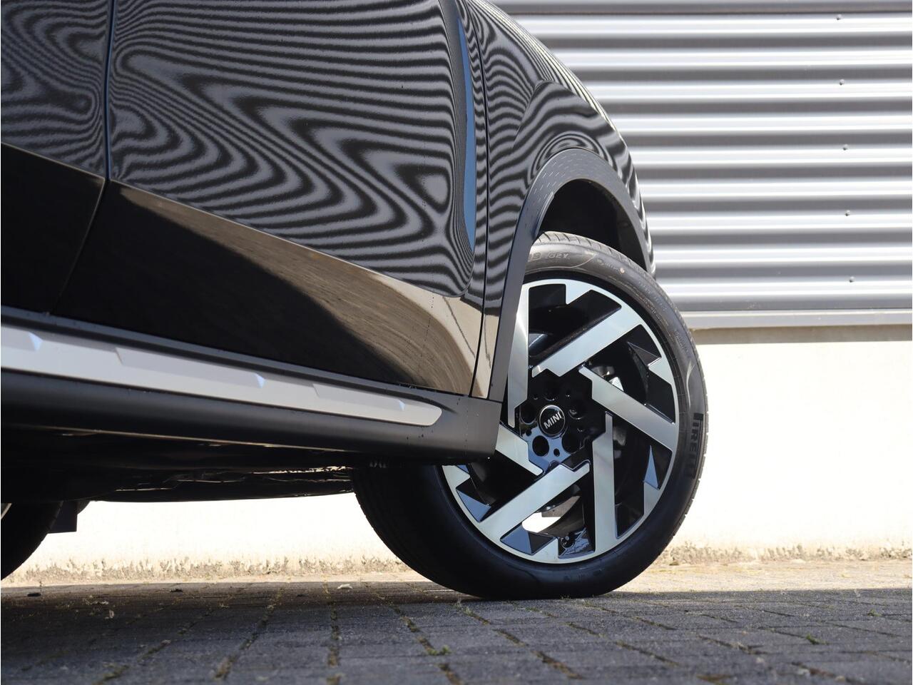 Mini COUNTRYMAN C | Favoured Trim + Pakket L + Panodak + Head-Up + Driving Assistant Plus + Parking Assistant Plus + Harman Kardon + 19'' LMV