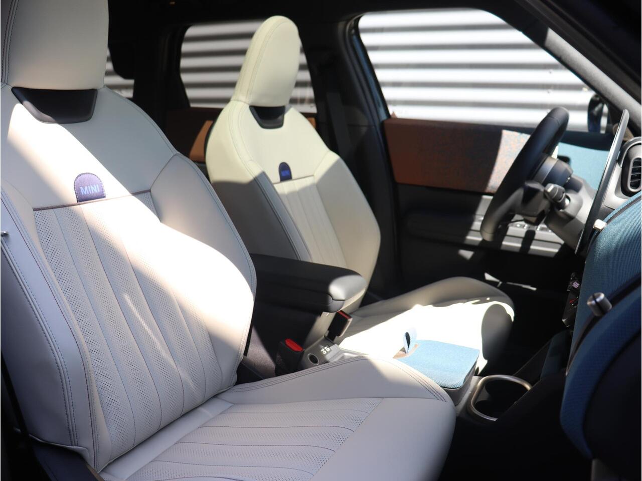 Mini COUNTRYMAN C | Favoured Trim + Pakket L + Panodak + Head-Up + Driving Assistant Plus + Parking Assistant Plus + Harman Kardon + 19'' LMV