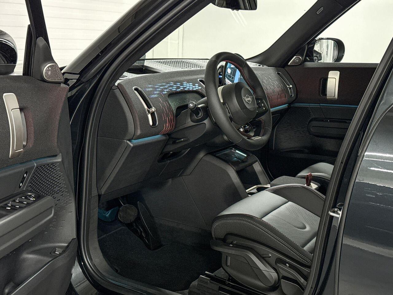 Mini COUNTRYMAN C | John Cooper Works Uitvoering | Pakket M | 19" Runway Spoke Jet Black | Selections