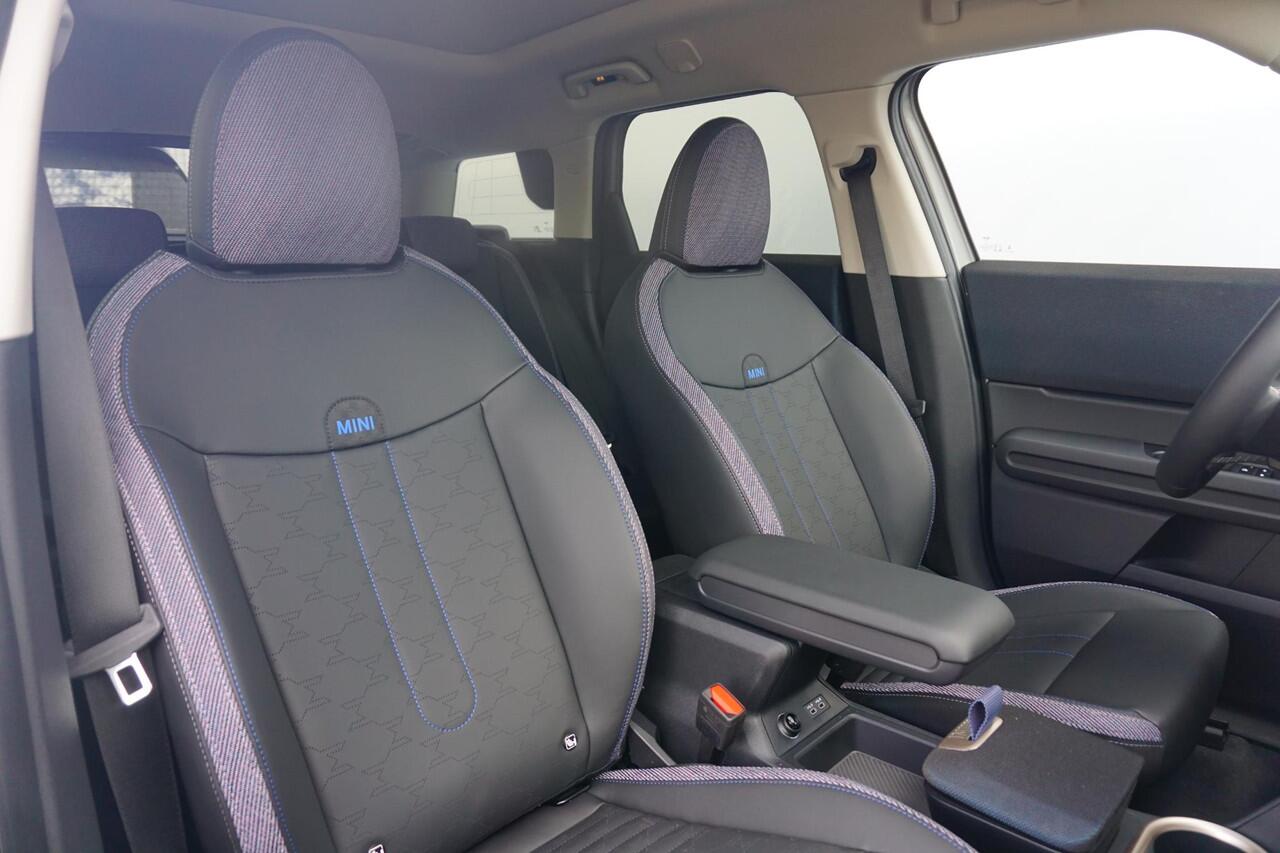 Mini COUNTRYMAN C / Classic Uitvoering / Pakket L / 19'' LM Velgen /