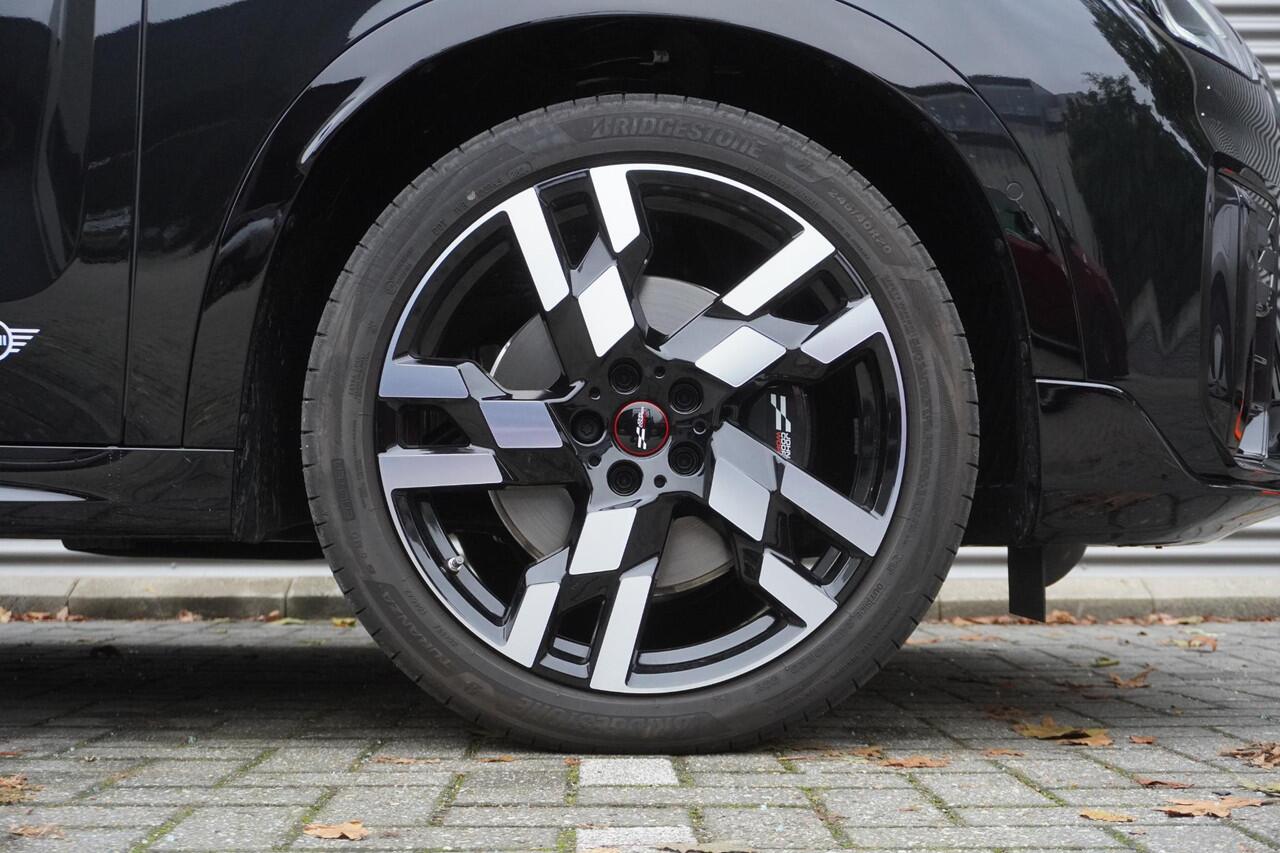 Mini COUNTRYMAN C John Cooper Works Uitvoering | Pakket XL | Glazen panoramadak | Trekhaak met elektrisch wegklapbare kogel | Driving Assistant Professional