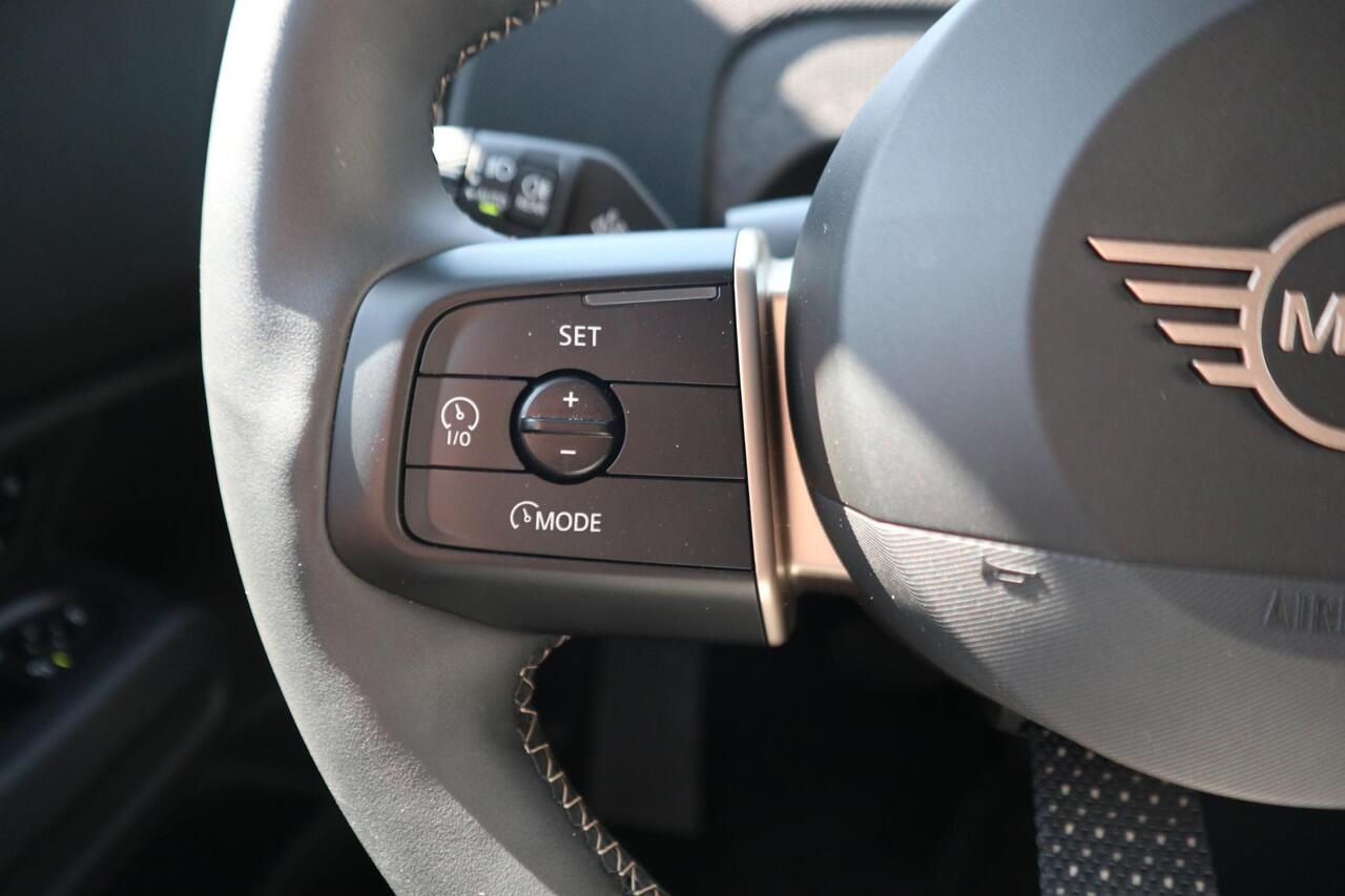 Mini COUNTRYMAN C | Classic Uitvoering | Pakket M | Stoel- en Stuurverwarming | Comfort Access | Panorama Dak | Trekhaak | Head-Up