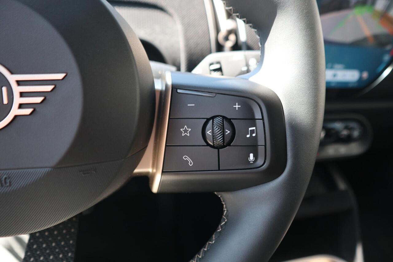 Mini COUNTRYMAN C | Classic Uitvoering | Pakket M | Stoel- en Stuurverwarming | Comfort Access | Panorama Dak | Trekhaak | Head-Up