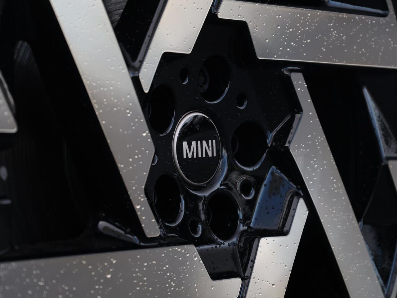 Mini COUNTRYMAN Mini E John Cooper Works L 66.5 kWh Stuurwiel verwarmd/ Comfort Access/ Panoramadak/ Driving Assistant Plus/ Harman-Kardon/ Head-Up/ Stoelverwarming