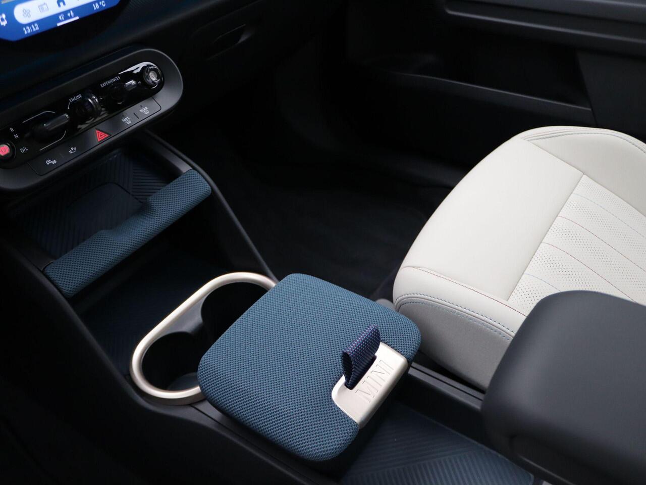 Mini COUNTRYMAN C Favoured Trim + Pakket L + Panorama dak + Harman Kardon + Camera + 19''