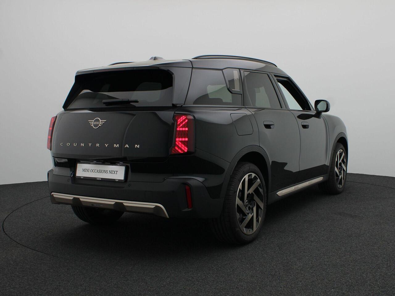 Mini COUNTRYMAN C Favoured Trim + Pakket L + Panorama dak + Harman Kardon + Camera + 19''