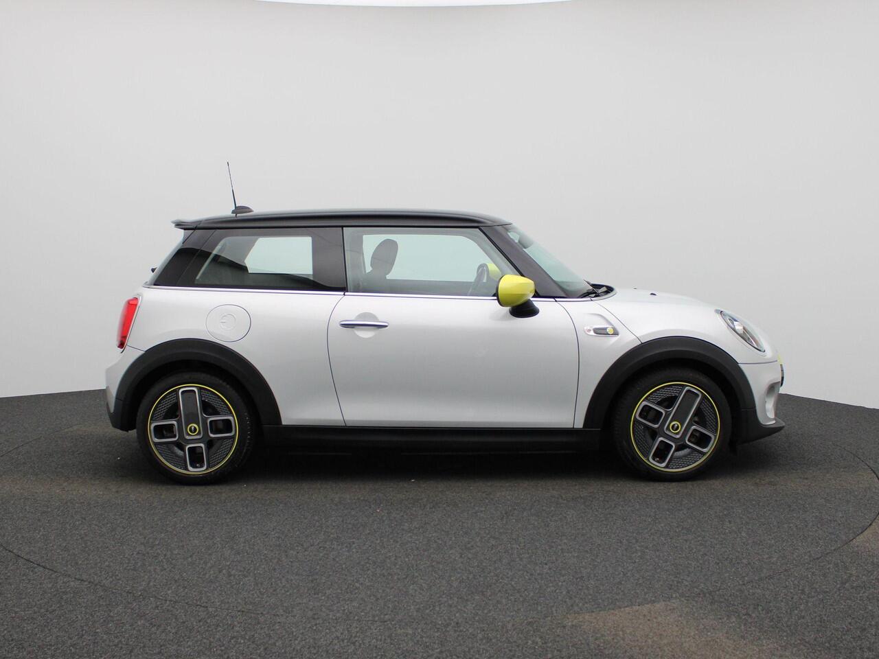 Mini Electric Mini Essential 33 kWh | Stoelverwarming | Camera | PDC Achter | Full-Map Navigatie | LED-Verlichting | Sportstoelen | Apple Carplay & Android Auto