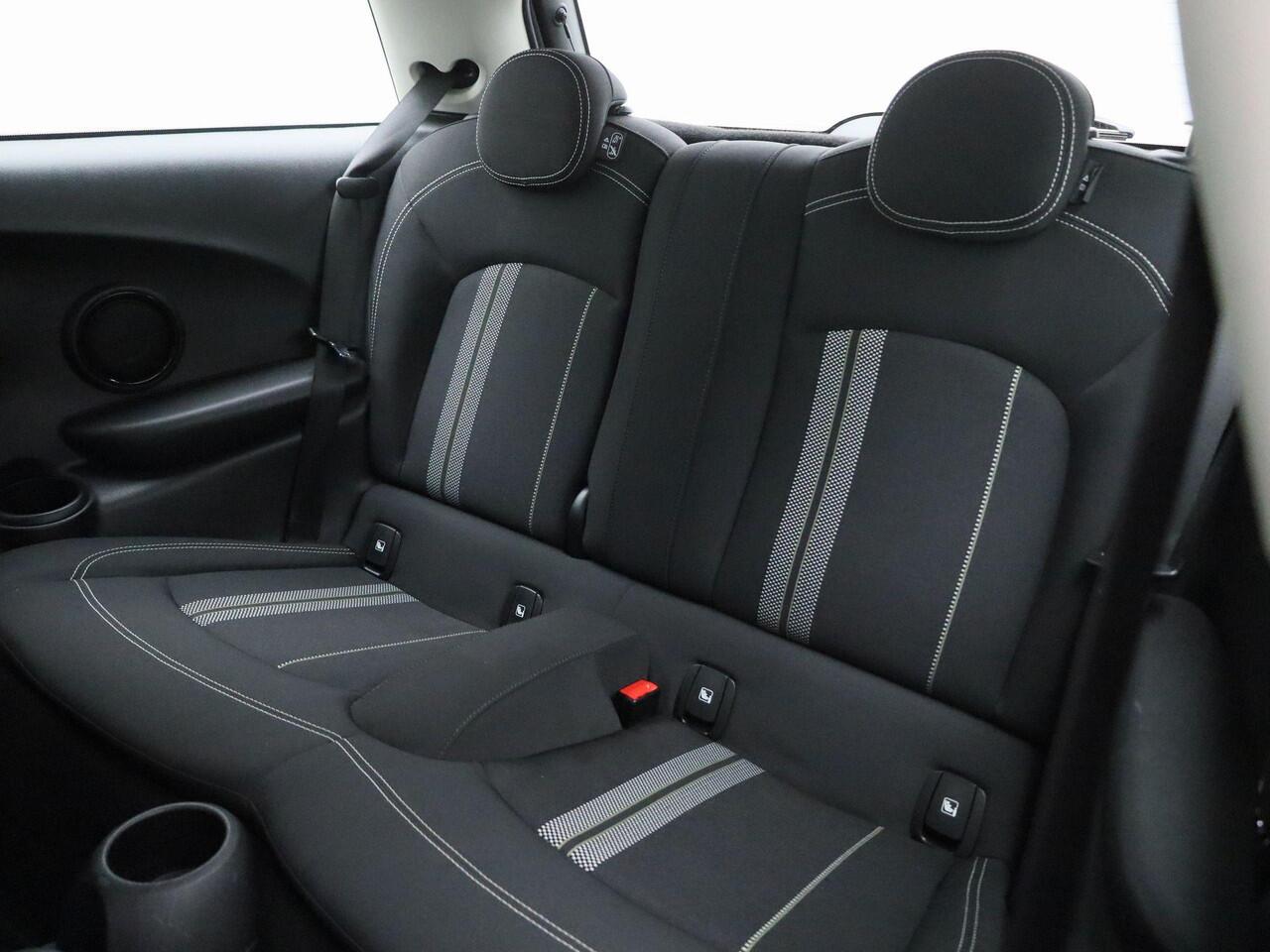 Mini Electric Mini Essential 33 kWh | Stoelverwarming | Camera | PDC Achter | Full-Map Navigatie | LED-Verlichting | Sportstoelen | Apple Carplay & Android Auto