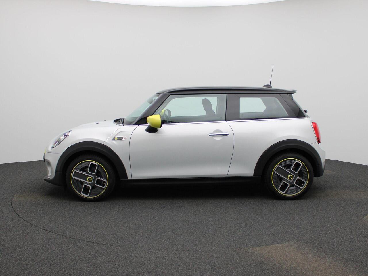 Mini Electric Mini Essential 33 kWh | Stoelverwarming | Camera | PDC Achter | Full-Map Navigatie | LED-Verlichting | Sportstoelen | Apple Carplay & Android Auto