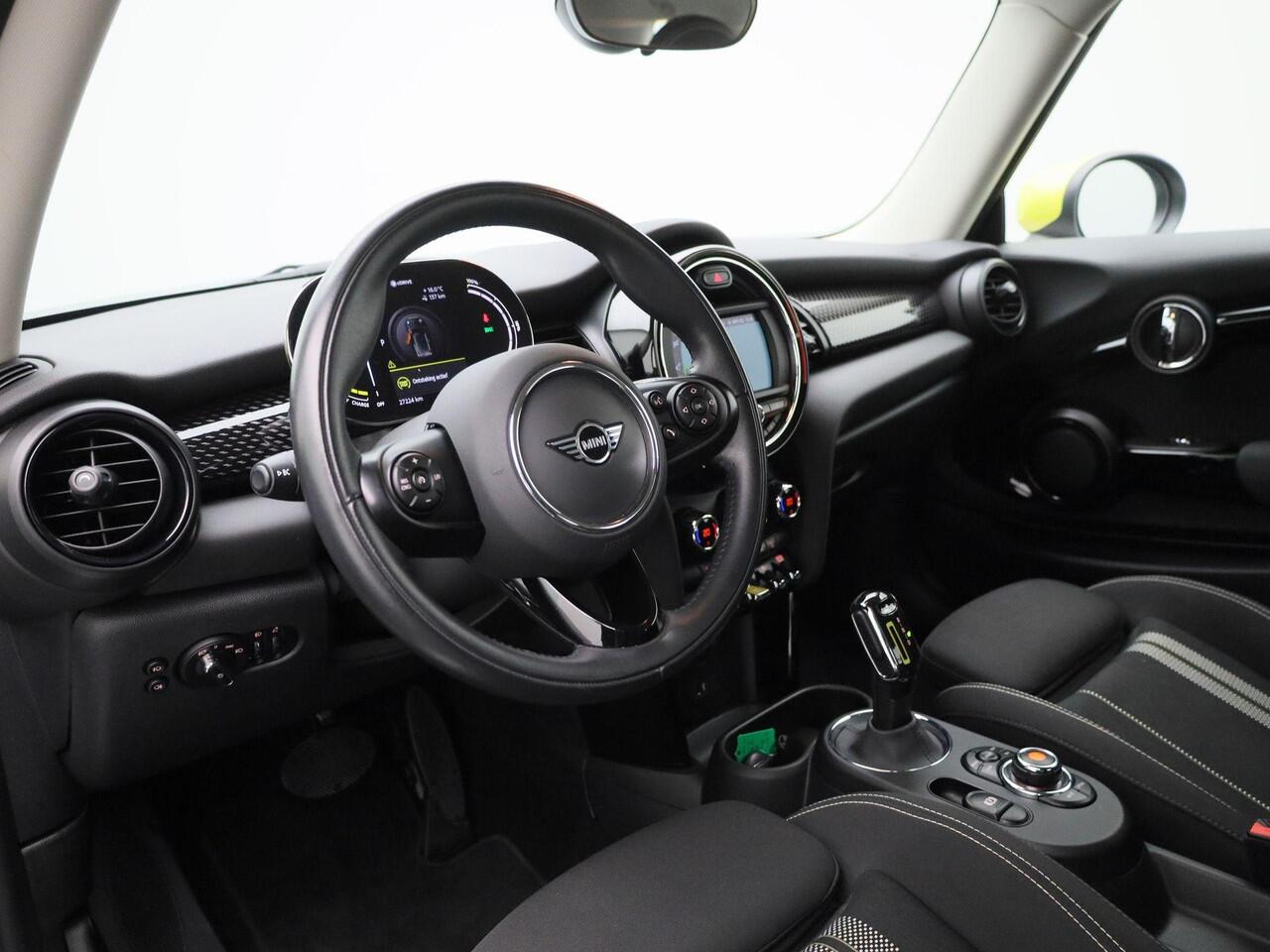 Mini Electric Mini Essential 33 kWh | Stoelverwarming | Camera | PDC Achter | Full-Map Navigatie | LED-Verlichting | Sportstoelen | Apple Carplay & Android Auto