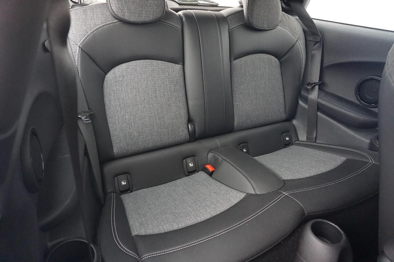 Mini Electric 3-deurs Essential | Comfort Access | Parkeersensoren Achter | Driving Assistant | Verwarmde Voorstoelen