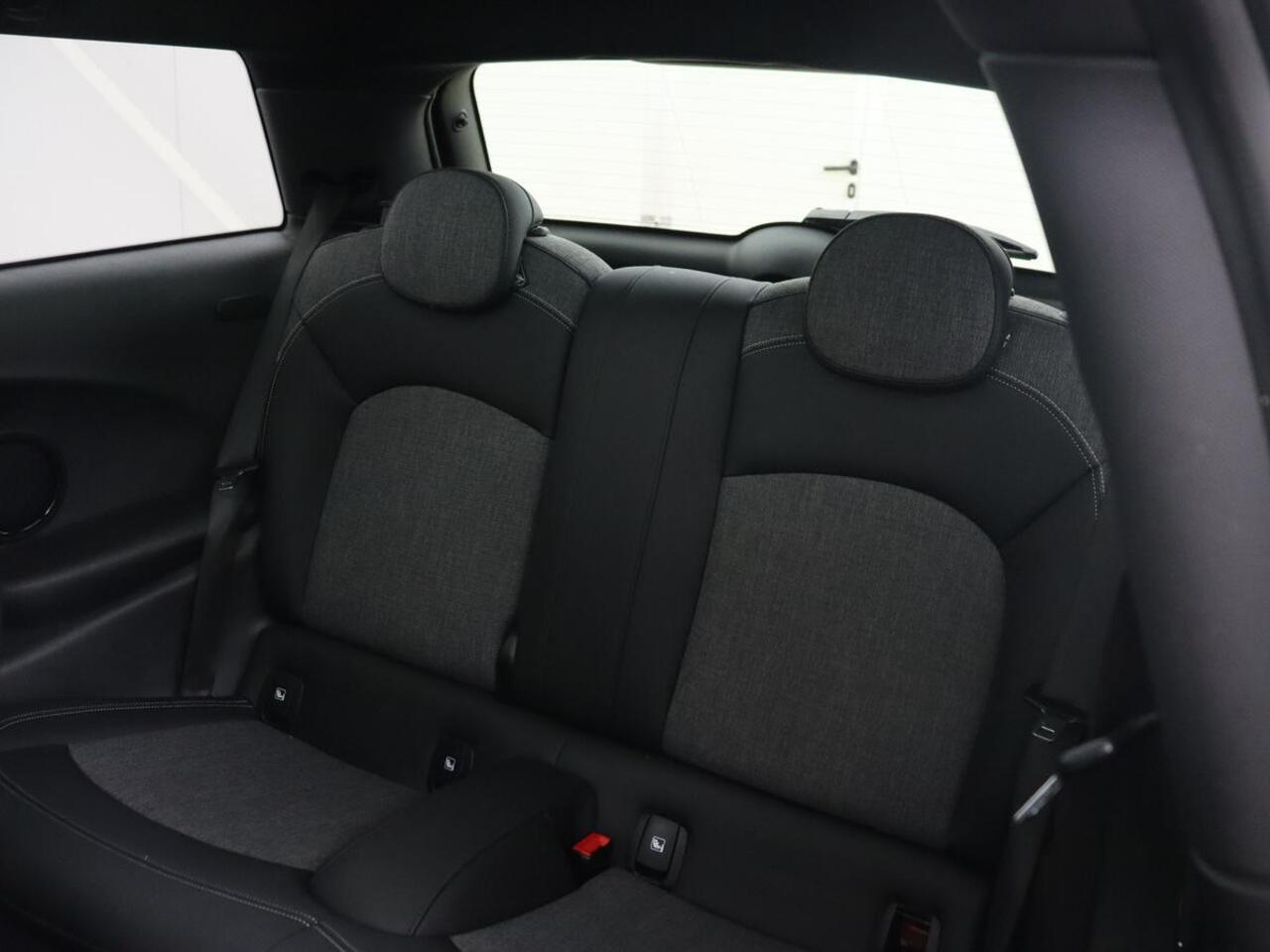 Mini Electric Edition Greenwich 33 kWh | Panoramadak | Stoelverwarming | Carplay | Navigatie | Camera | Full LED | Sportstoelen | Keyless | Climate control