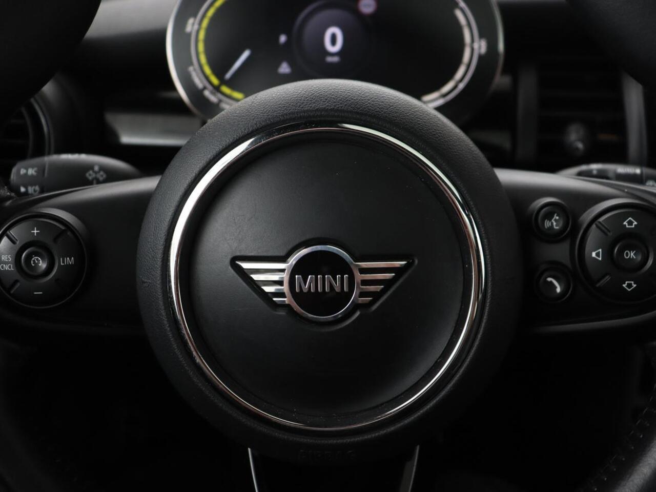 Mini Electric Edition Greenwich 33 kWh | Panoramadak | Stoelverwarming | Carplay | Navigatie | Camera | Full LED | Sportstoelen | Keyless | Climate control