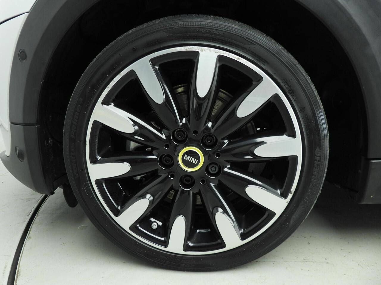 Mini Electric 3-deurs Yours 33 kWh | SoH 93,4% | Leder | Pano | Camera | Harman/Kardon | HUD