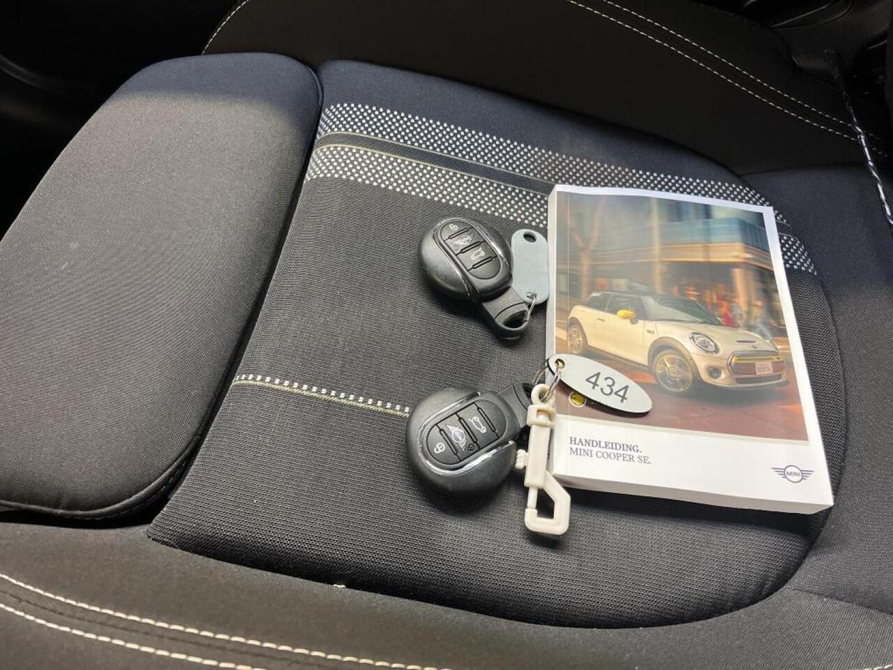 Mini Electric Mini Basic 33 kWh Airco ECC Navi Carplay Cruise Control Full LED Virtual Cockpit