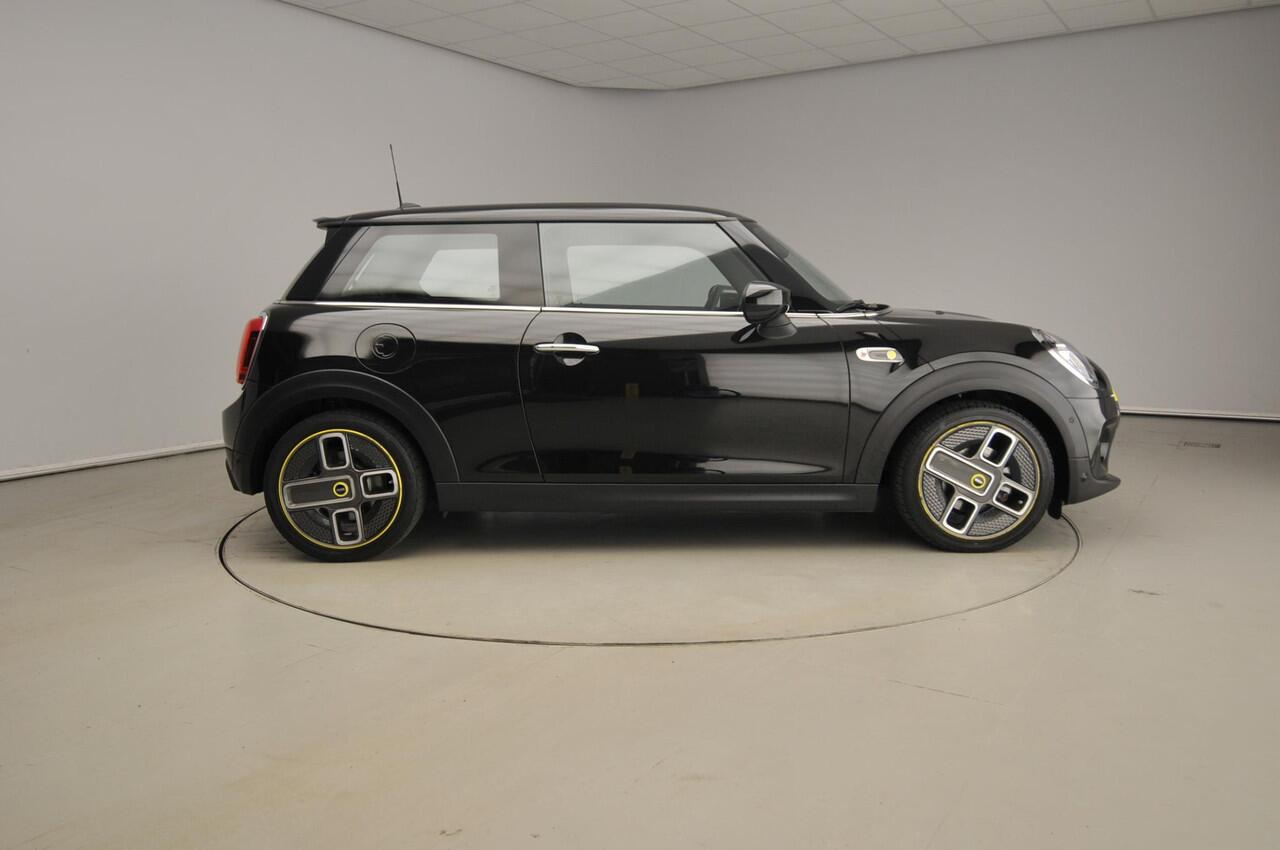Mini Electric 3-deurs Cooper SE Leder / Sportstoelen / Harman-Kardon / Head-up / LED / Camera / Park assist / Alu wielen