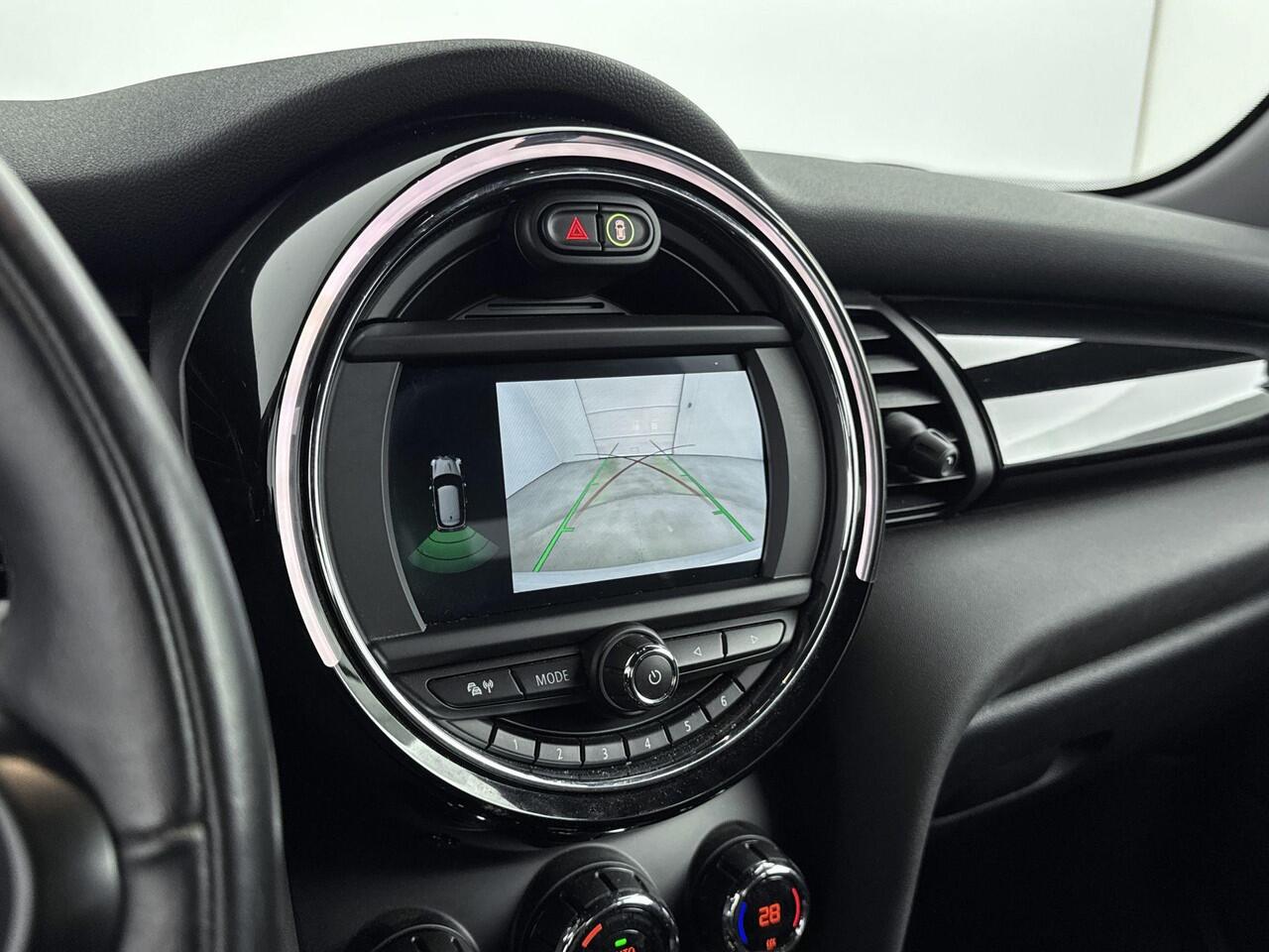 Mini Electric Mini Essential 33 kWh 184PK | Warmtepomp | Navigatie | LED Koplampen | Zwarte Lichtmetalen Velgen | Achteruitrijcamera | Cruise Control