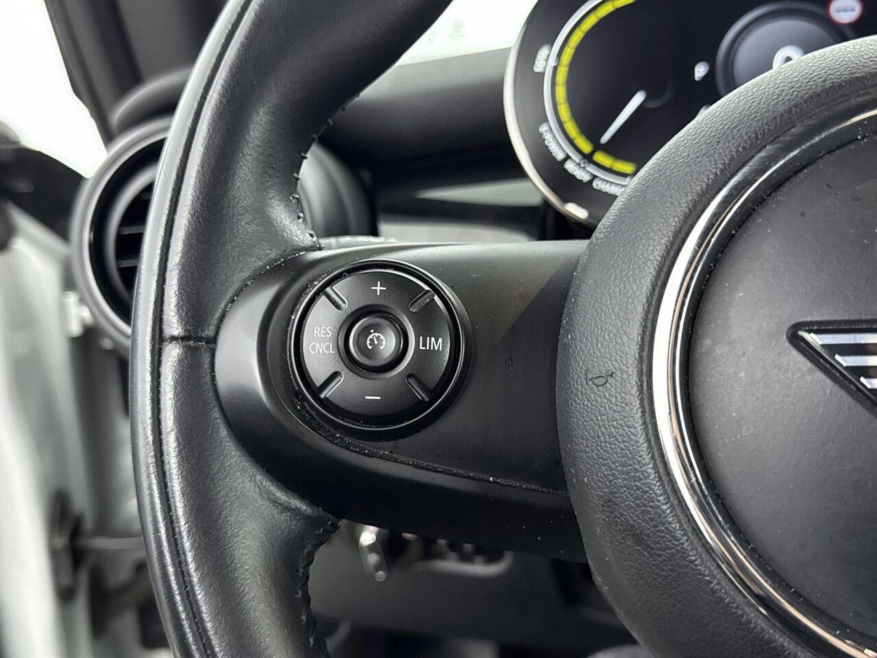 Mini Electric Mini Essential 33 kWh 184PK | Warmtepomp | Navigatie | LED Koplampen | Zwarte Lichtmetalen Velgen | Achteruitrijcamera | Cruise Control