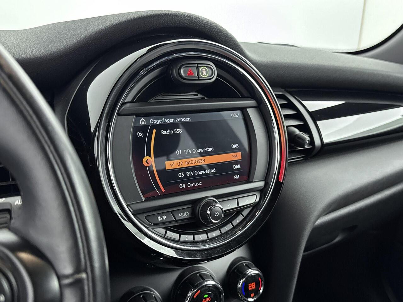 Mini Electric Mini Essential 33 kWh 184PK | Warmtepomp | Navigatie | LED Koplampen | Zwarte Lichtmetalen Velgen | Achteruitrijcamera | Cruise Control