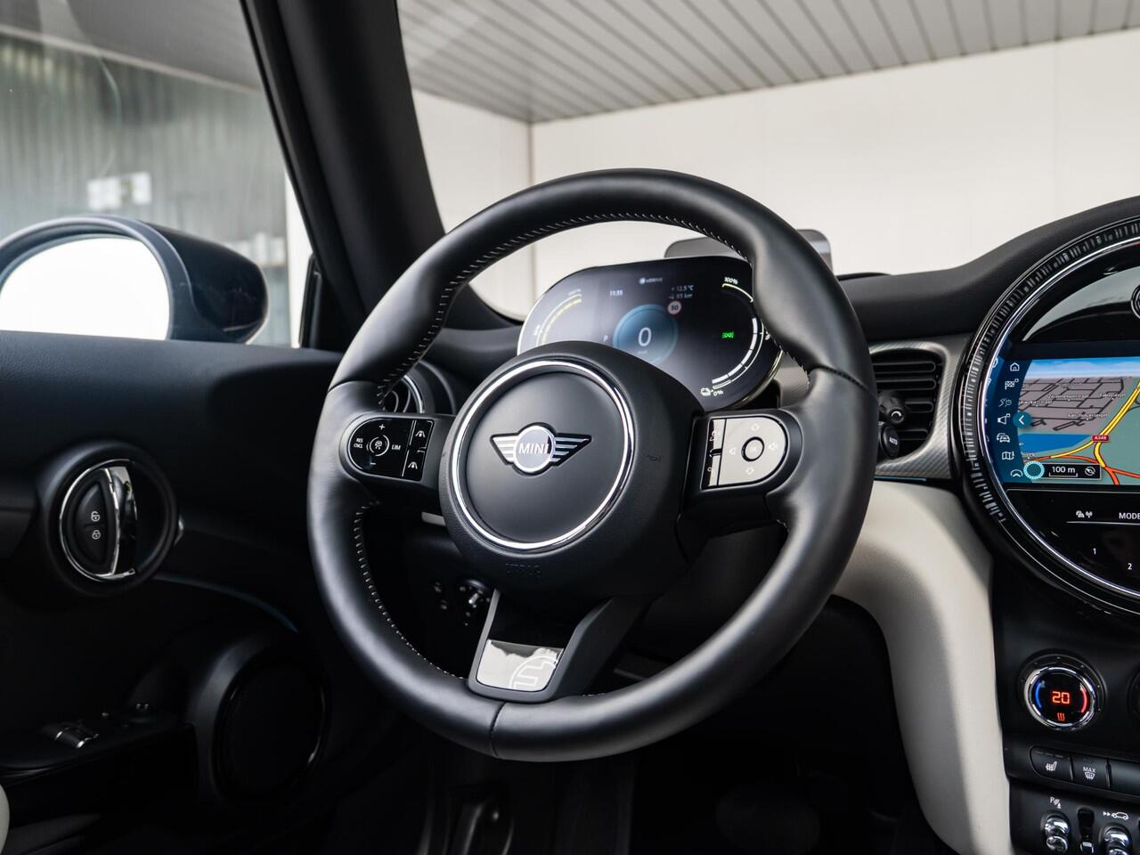 Mini Electric Cooper SE Collection + Glazen Panoramadak + Chester Leder + Achteruitrijcamera + HUD + Stuur- en stoelverwarming