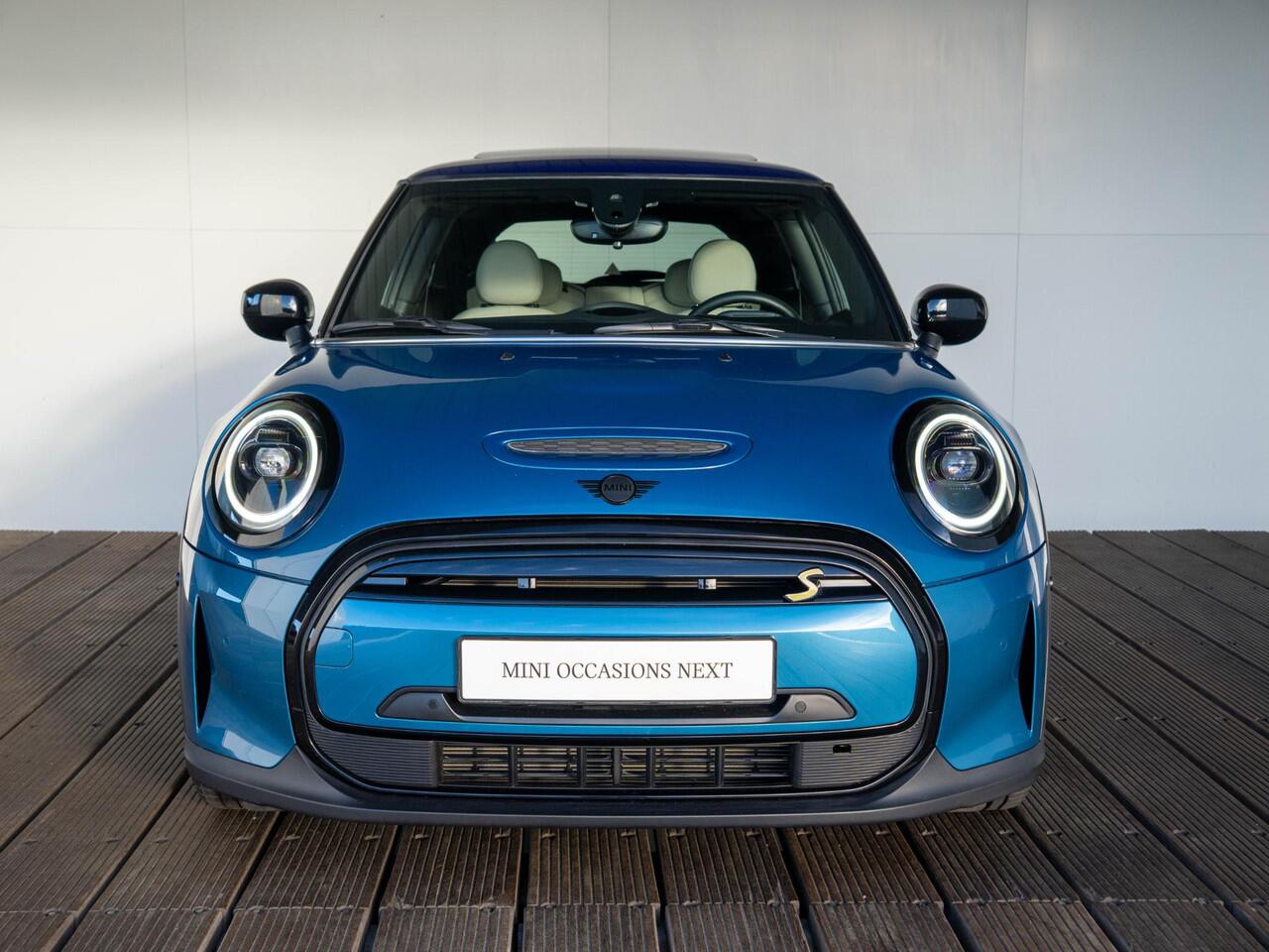 Mini Electric Cooper SE Collection + Glazen Panoramadak + Chester Leder + Achteruitrijcamera + HUD + Stuur- en stoelverwarming
