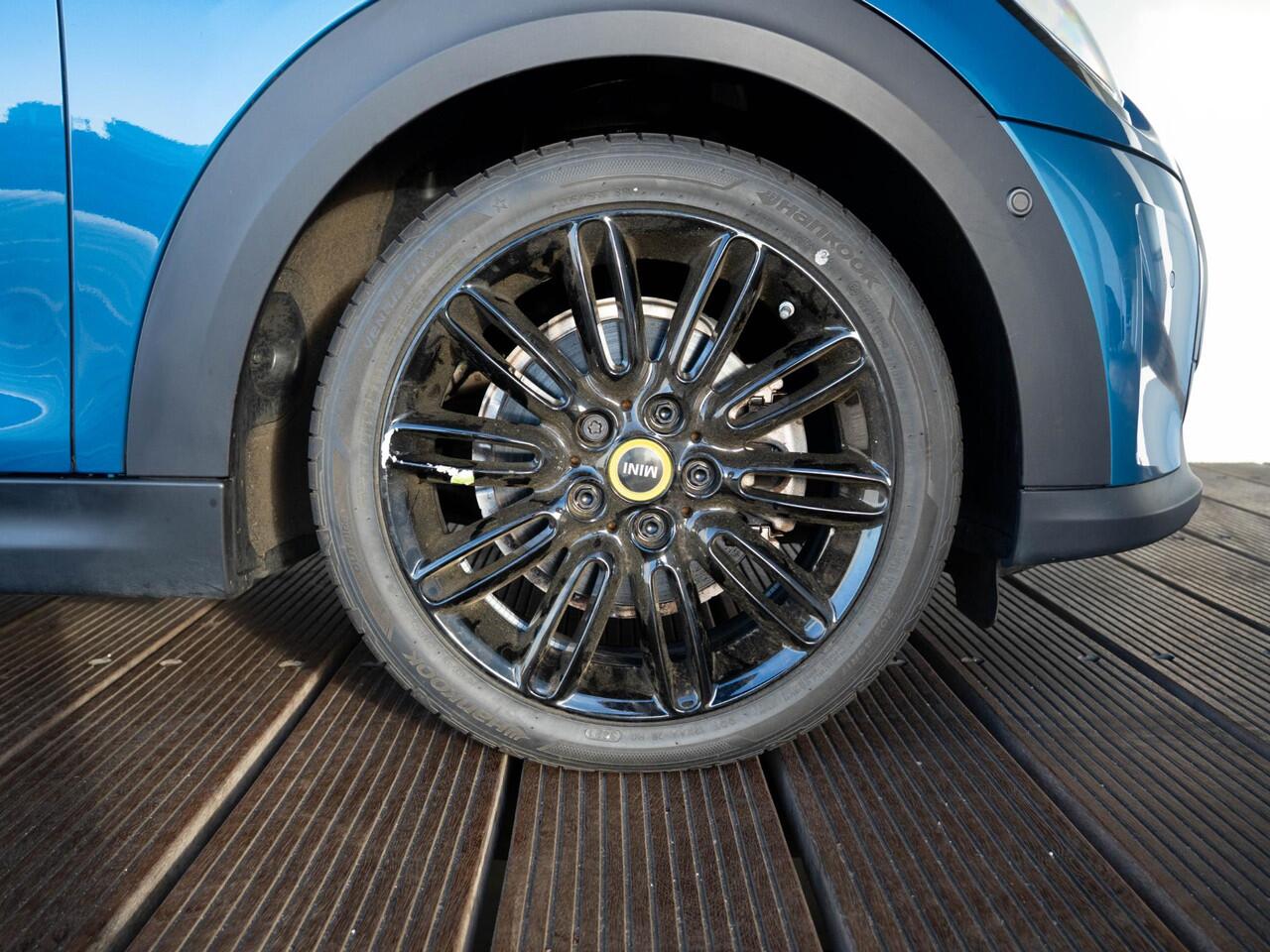 Mini Electric Cooper SE Collection + Glazen Panoramadak + Chester Leder + Achteruitrijcamera + HUD + Stuur- en stoelverwarming