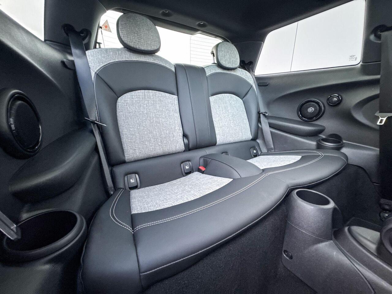 Mini Electric Collection / Harman Kardon / Head-Up / Comfort Acces / Driving Assistant Plus / Getinte Ramen / Verwarmde stoelen / Stuurwielrand verwarming / Black Pack / 17 Inch