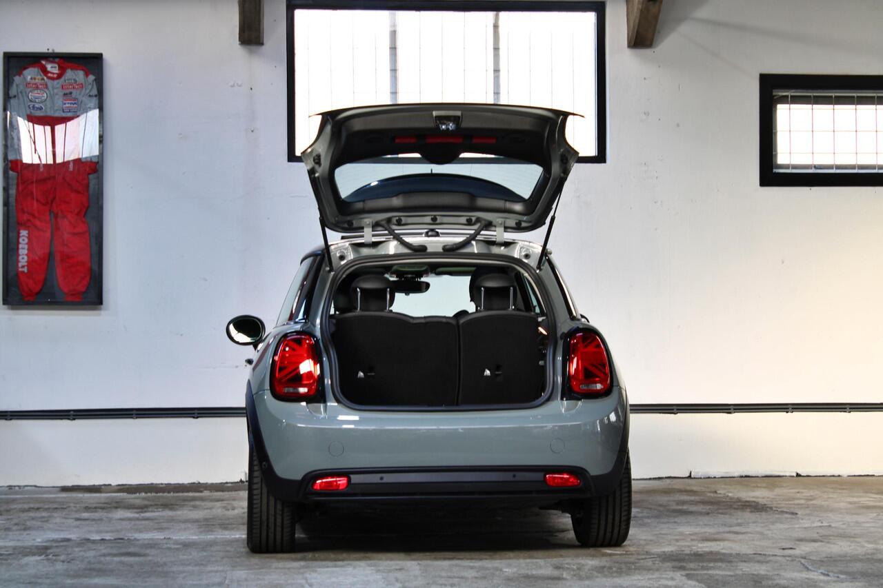 Mini Electric Mini Classic 33 kWh | Panoramadak | Verwarmd stuur | Stoelverwarming | Apple Carplay | NL auto | 1e eigenaar |