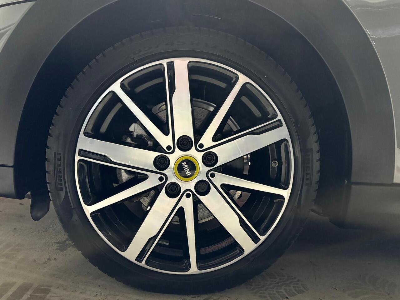 Mini Electric Mini Classic 33 kWh | Panoramadak | Verwarmd stuur | Stoelverwarming | Apple Carplay | NL auto | 1e eigenaar |