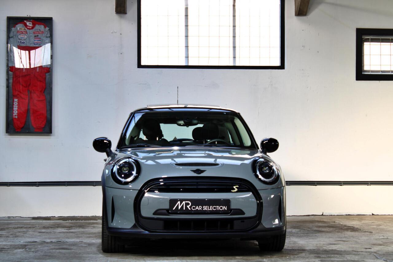 Mini Electric Mini Classic 33 kWh | Panoramadak | Verwarmd stuur | Stoelverwarming | Apple Carplay | NL auto | 1e eigenaar |