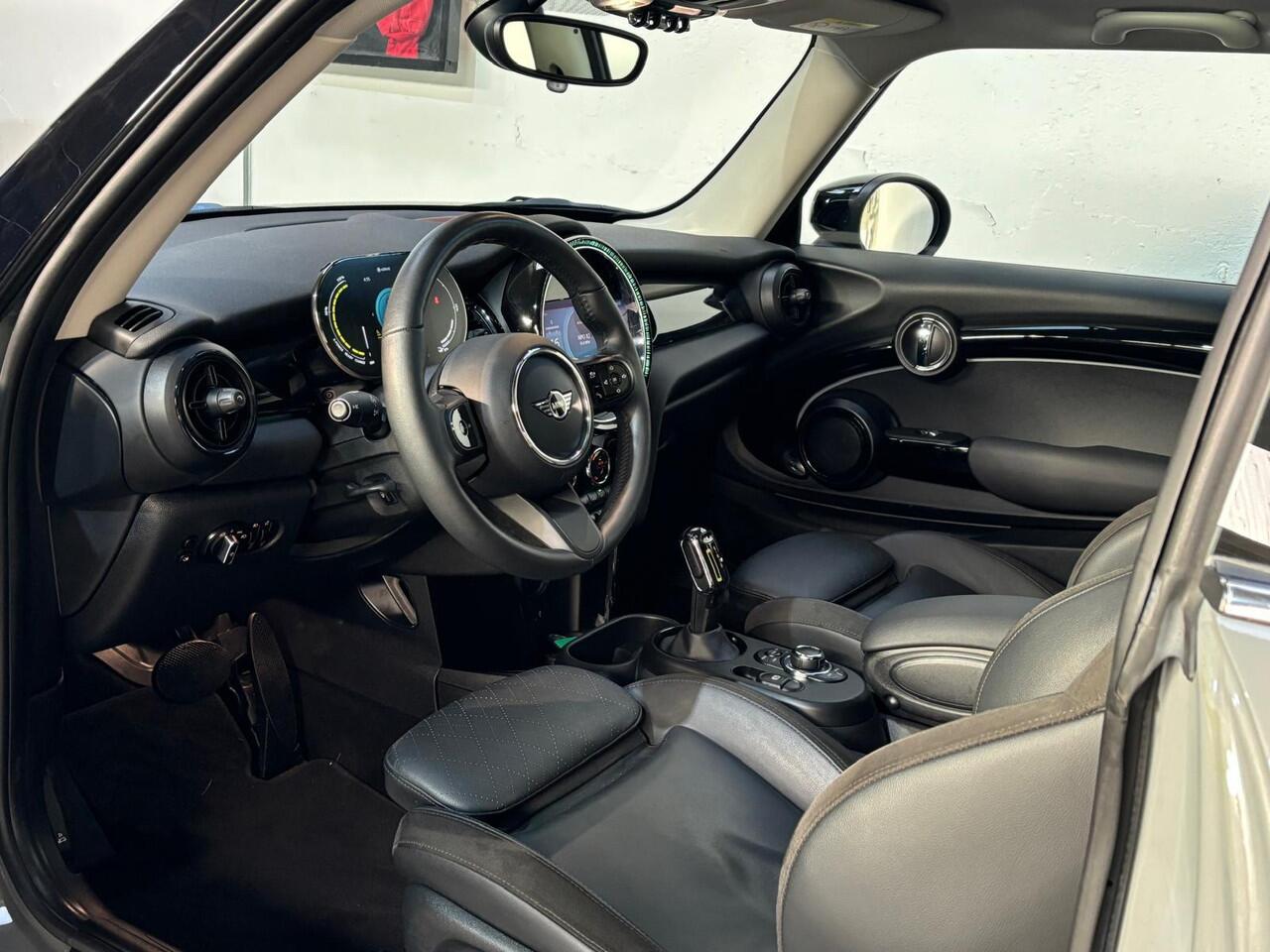 Mini Electric Mini Classic 33 kWh | Panoramadak | Verwarmd stuur | Stoelverwarming | Apple Carplay | NL auto | 1e eigenaar |