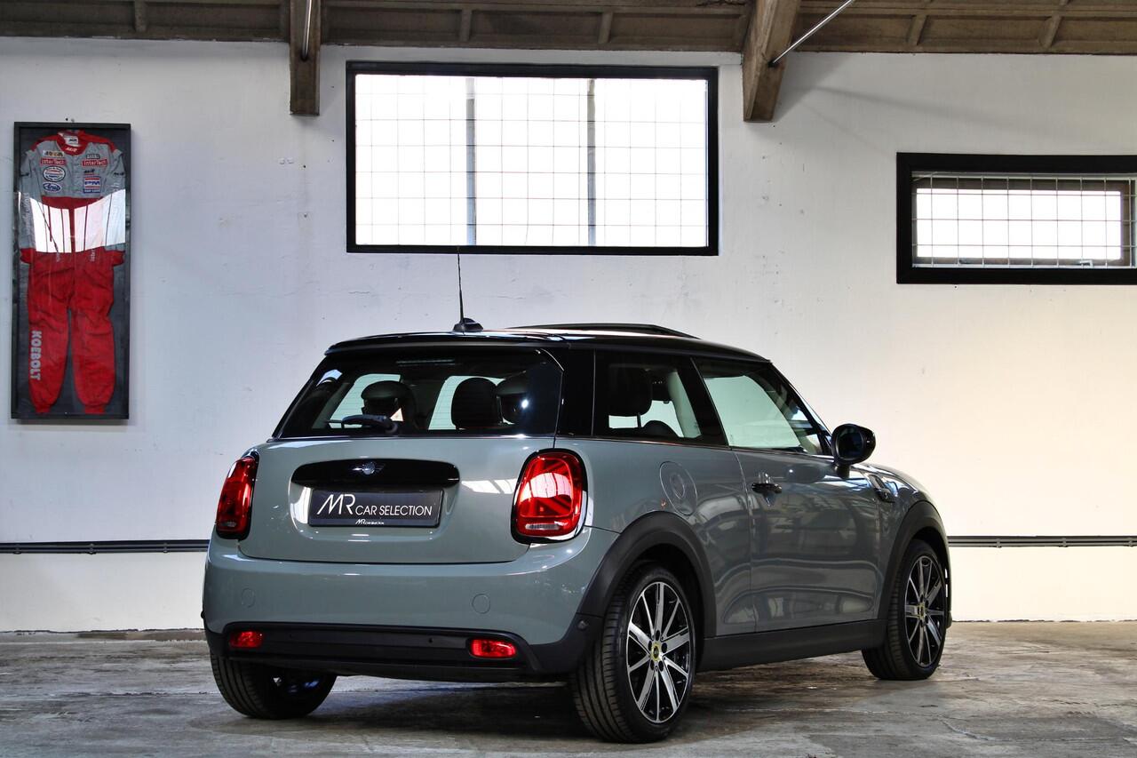 Mini Electric Mini Classic 33 kWh | Panoramadak | Verwarmd stuur | Stoelverwarming | Apple Carplay | NL auto | 1e eigenaar |