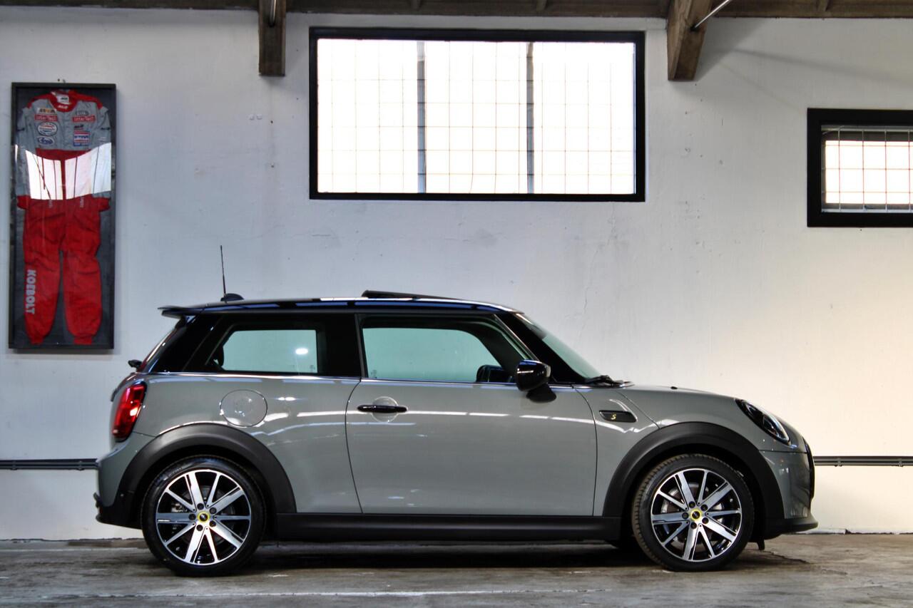 Mini Electric Mini Classic 33 kWh | Panoramadak | Verwarmd stuur | Stoelverwarming | Apple Carplay | NL auto | 1e eigenaar |