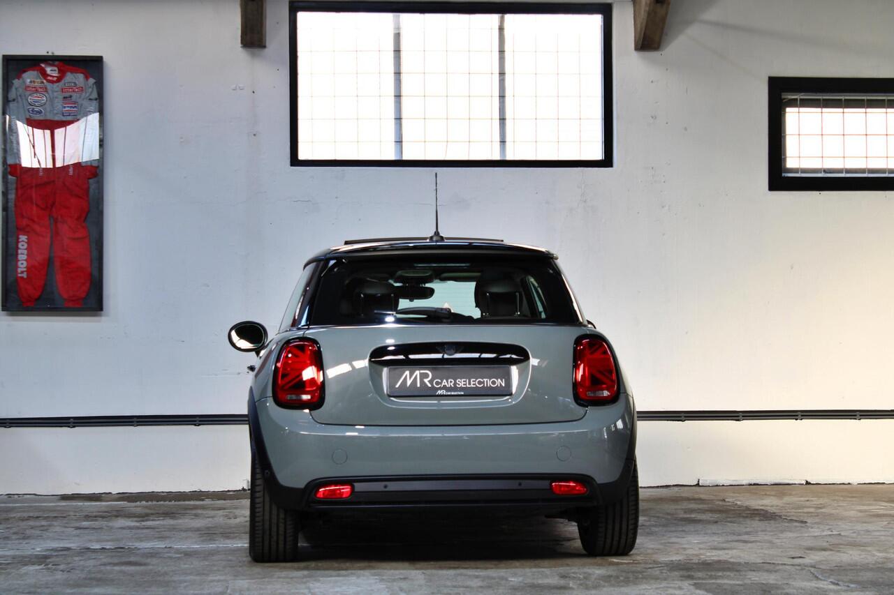 Mini Electric Mini Classic 33 kWh | Panoramadak | Verwarmd stuur | Stoelverwarming | Apple Carplay | NL auto | 1e eigenaar |