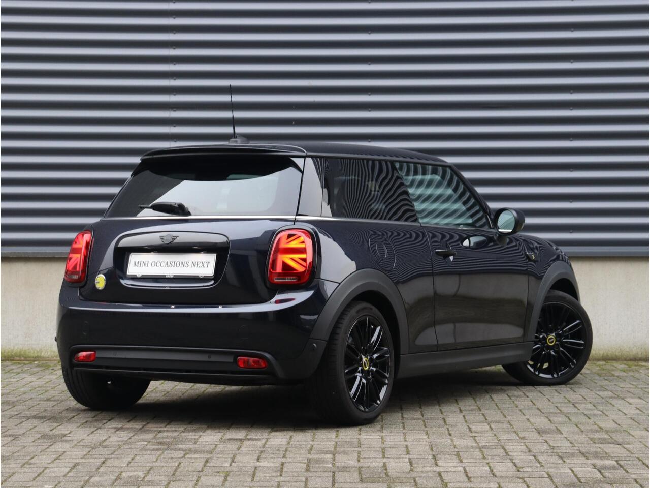 Mini Electric 3-deurs | Classic + Harman Kardon + Apple Carplay + Verwarmbare Voorstoelen + Sportstoelen + Comfort Access + LED + 17'' Tentacle Spoke Black