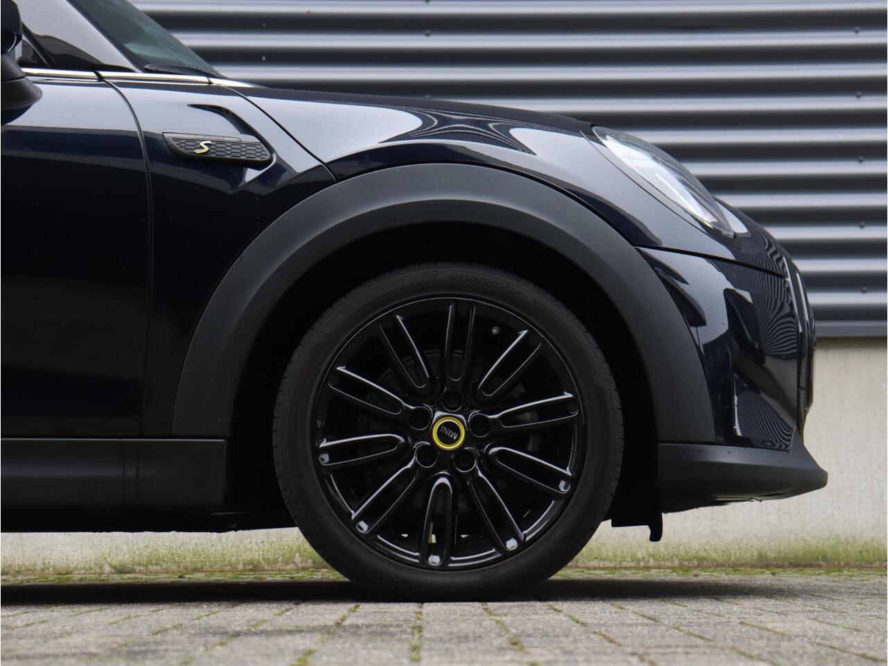 Mini Electric 3-deurs | Classic + Harman Kardon + Apple Carplay + Verwarmbare Voorstoelen + Sportstoelen + Comfort Access + LED + 17'' Tentacle Spoke Black