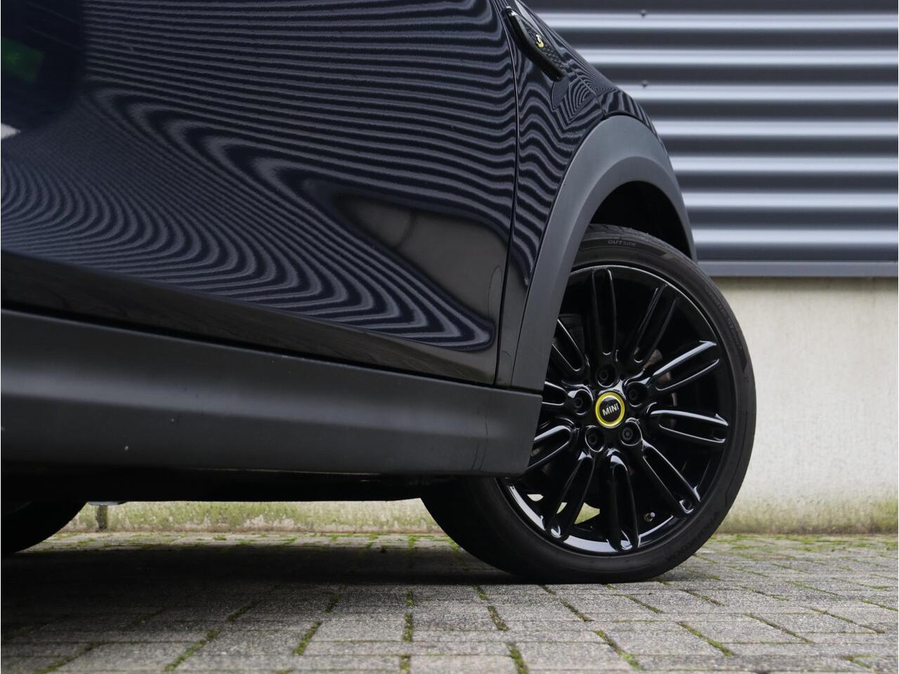 Mini Electric 3-deurs | Classic + Harman Kardon + Apple Carplay + Verwarmbare Voorstoelen + Sportstoelen + Comfort Access + LED + 17'' Tentacle Spoke Black