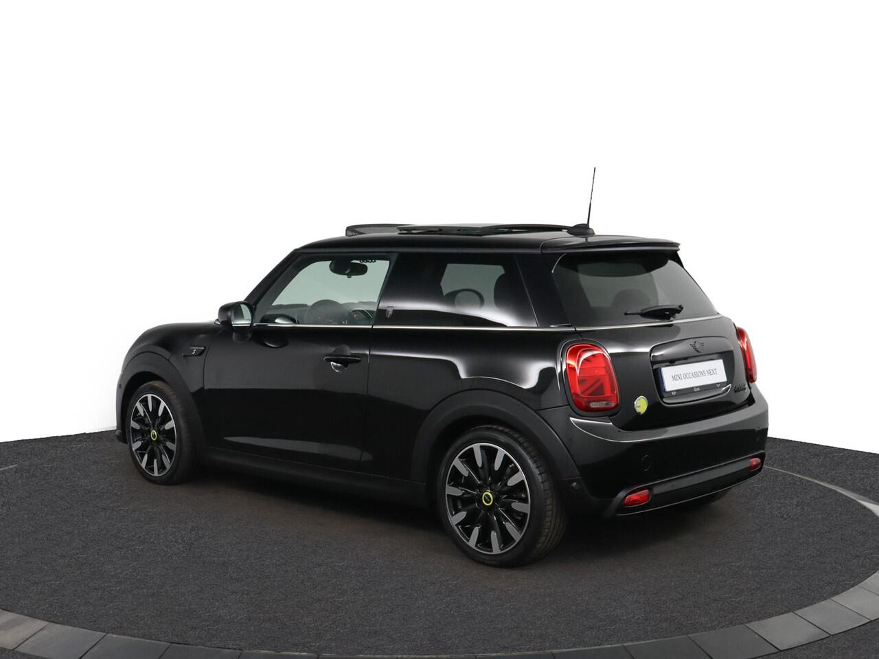 Mini Electric MINI Yours 33 kWh | Stuurwielrand verwarmd | Warmtepomp | Driving Assistant Plus Pakket | Comfort Plus Pakket | Glazen panoramadak | Adaptieve LED koplampen|