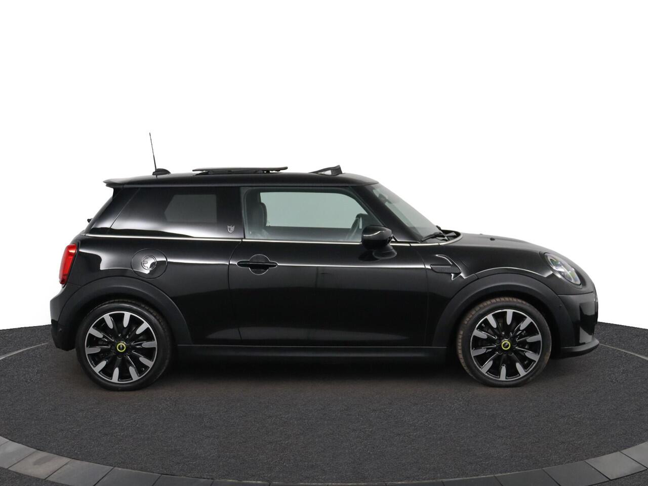 Mini Electric MINI Yours 33 kWh | Stuurwielrand verwarmd | Warmtepomp | Driving Assistant Plus Pakket | Comfort Plus Pakket | Glazen panoramadak | Adaptieve LED koplampen|