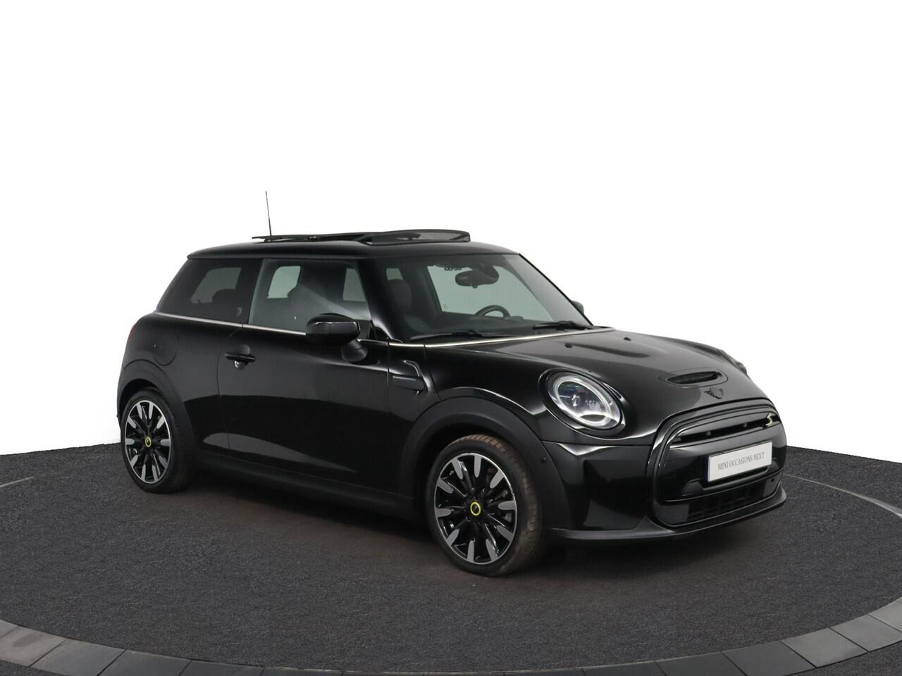 Mini Electric MINI Yours 33 kWh | Stuurwielrand verwarmd | Warmtepomp | Driving Assistant Plus Pakket | Comfort Plus Pakket | Glazen panoramadak | Adaptieve LED koplampen|