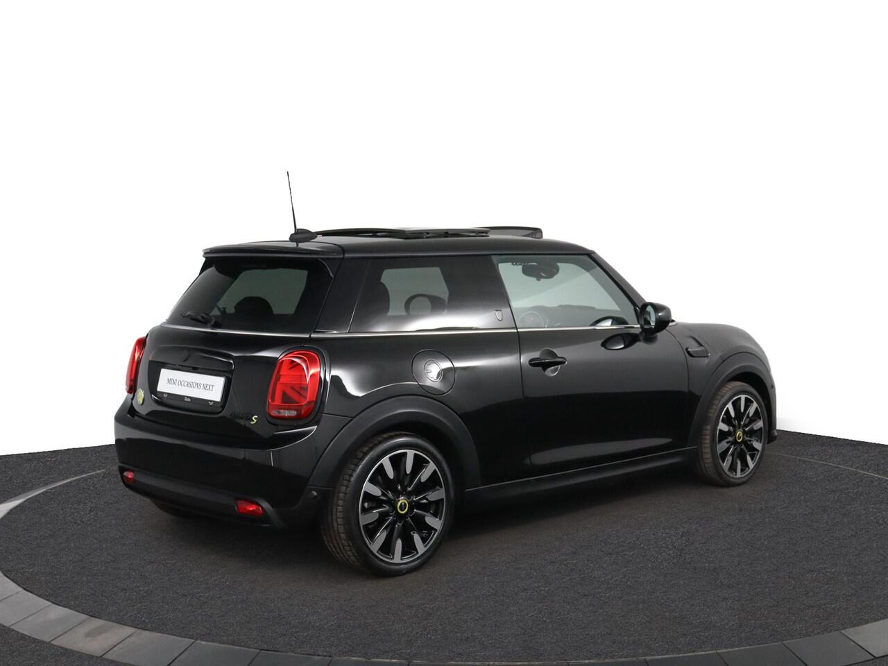 Mini Electric MINI Yours 33 kWh | Stuurwielrand verwarmd | Warmtepomp | Driving Assistant Plus Pakket | Comfort Plus Pakket | Glazen panoramadak | Adaptieve LED koplampen|