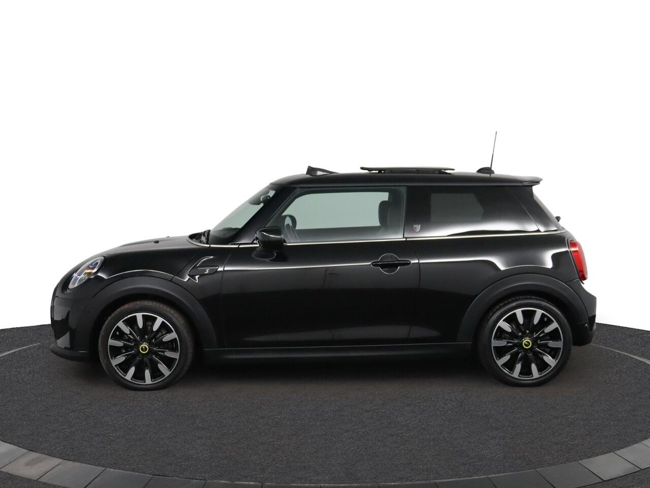 Mini Electric MINI Yours 33 kWh | Stuurwielrand verwarmd | Warmtepomp | Driving Assistant Plus Pakket | Comfort Plus Pakket | Glazen panoramadak | Adaptieve LED koplampen|