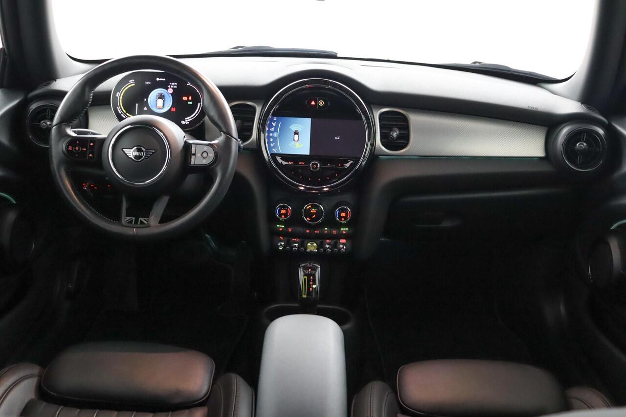 Mini Electric MINI Yours 33 kWh | Stuurwielrand verwarmd | Warmtepomp | Driving Assistant Plus Pakket | Comfort Plus Pakket | Glazen panoramadak | Adaptieve LED koplampen|