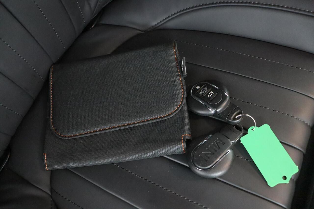 Mini Electric MINI Yours 33 kWh | Stuurwielrand verwarmd | Warmtepomp | Driving Assistant Plus Pakket | Comfort Plus Pakket | Glazen panoramadak | Adaptieve LED koplampen|