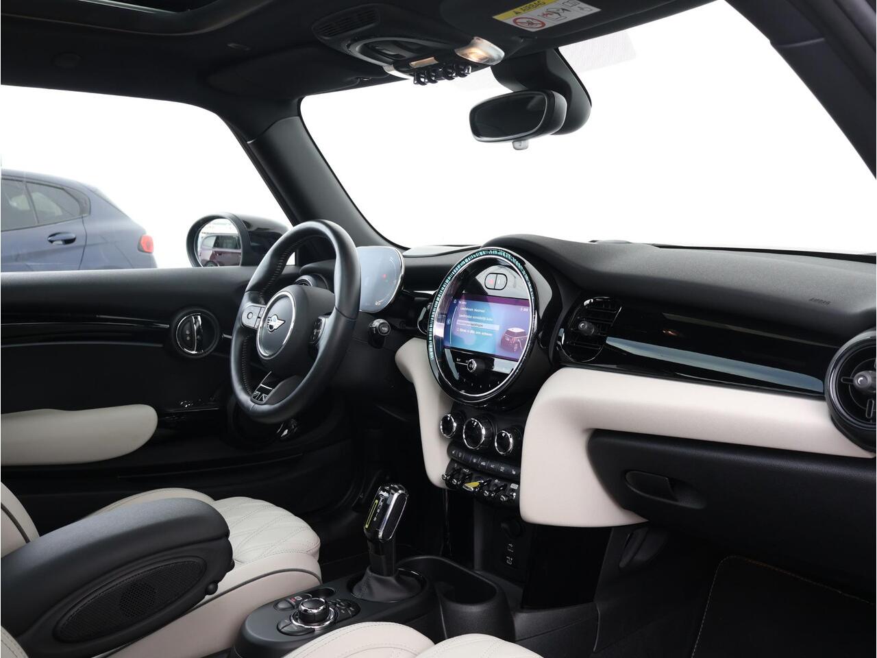 Mini Electric Mini MINI Yours 33 kWh Comfort Access/ Achteruitrijcamera/ Panoramadak/ Head-Up/ Stoelverwarming/ Navigatie