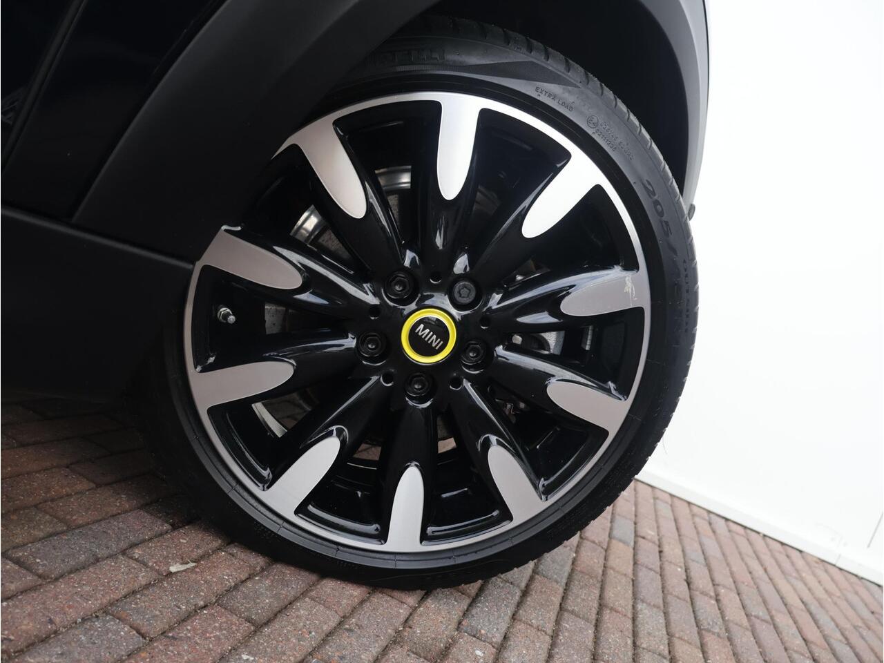 Mini Electric Mini MINI Yours 33 kWh Comfort Access/ Achteruitrijcamera/ Panoramadak/ Head-Up/ Stoelverwarming/ Navigatie