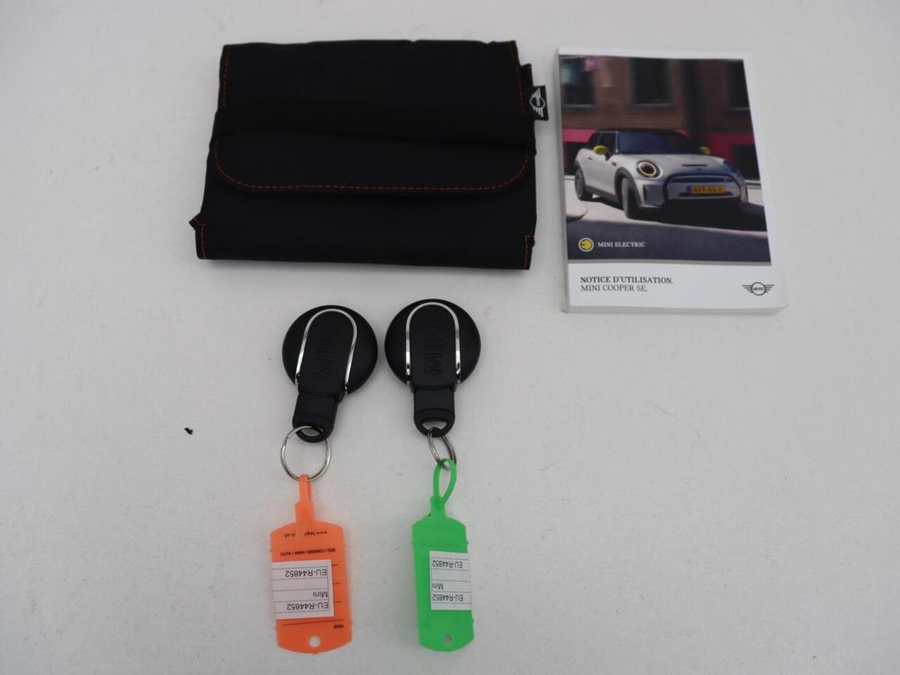 Mini Electric Mini Yours 33kWh | SOH 100% | Panoramadak | Leder | Stoelverwarming | Camera | Warmtepomp | Keyless | Head-Up | Carplay | Navigatie | Full LED | Park Assist